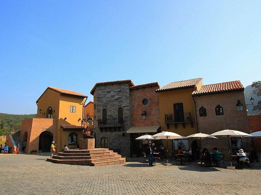 Đến Thái Lan nhất định phải ghé 2 ngôi làng đẹp như tranh vẽ này