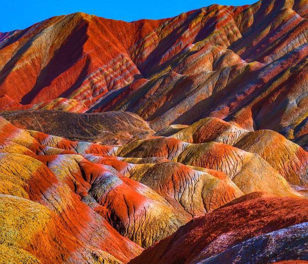 Không thể rời mắt trước vẻ đẹp của dãy núi cầu vồng tại công viên Trung Quốc