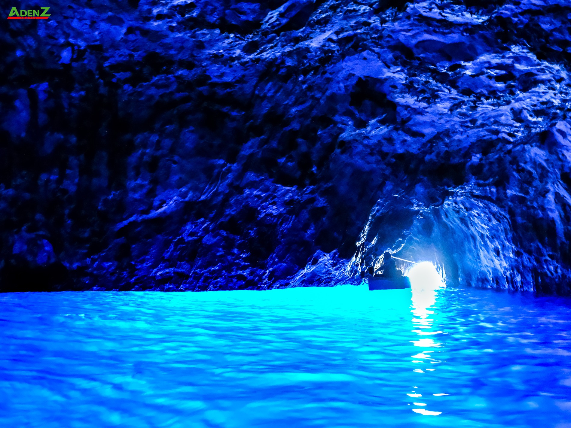 HANG ĐỘNG BLUE GROTTO Ở Ý: KỲ QUAN DÒNG NƯỚC PHÁT SÁNG