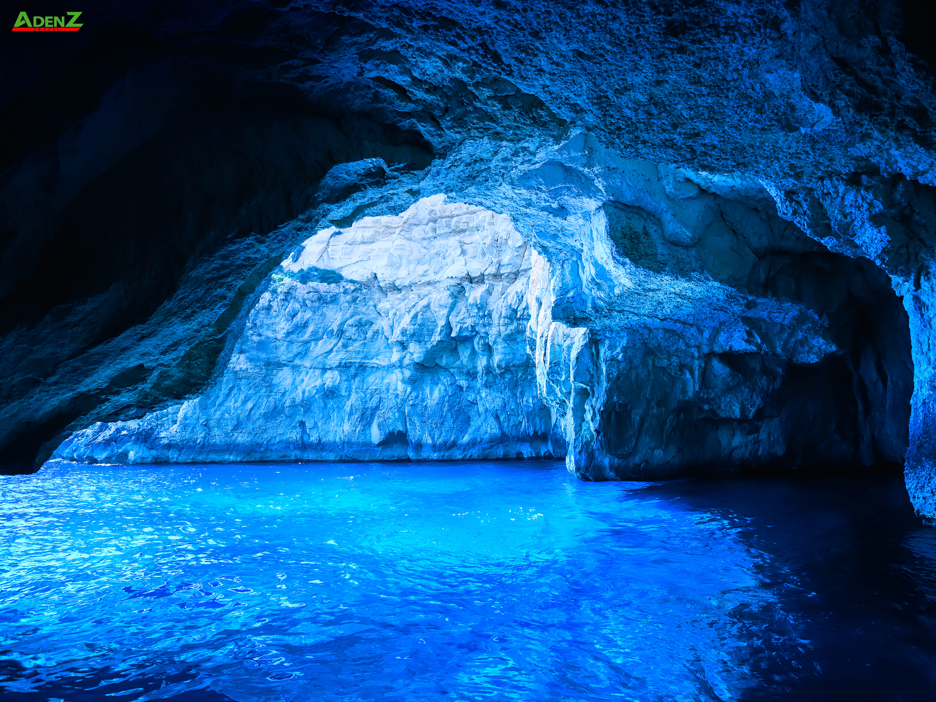 HANG ĐỘNG BLUE GROTTO Ở Ý: KỲ QUAN DÒNG NƯỚC PHÁT SÁNG