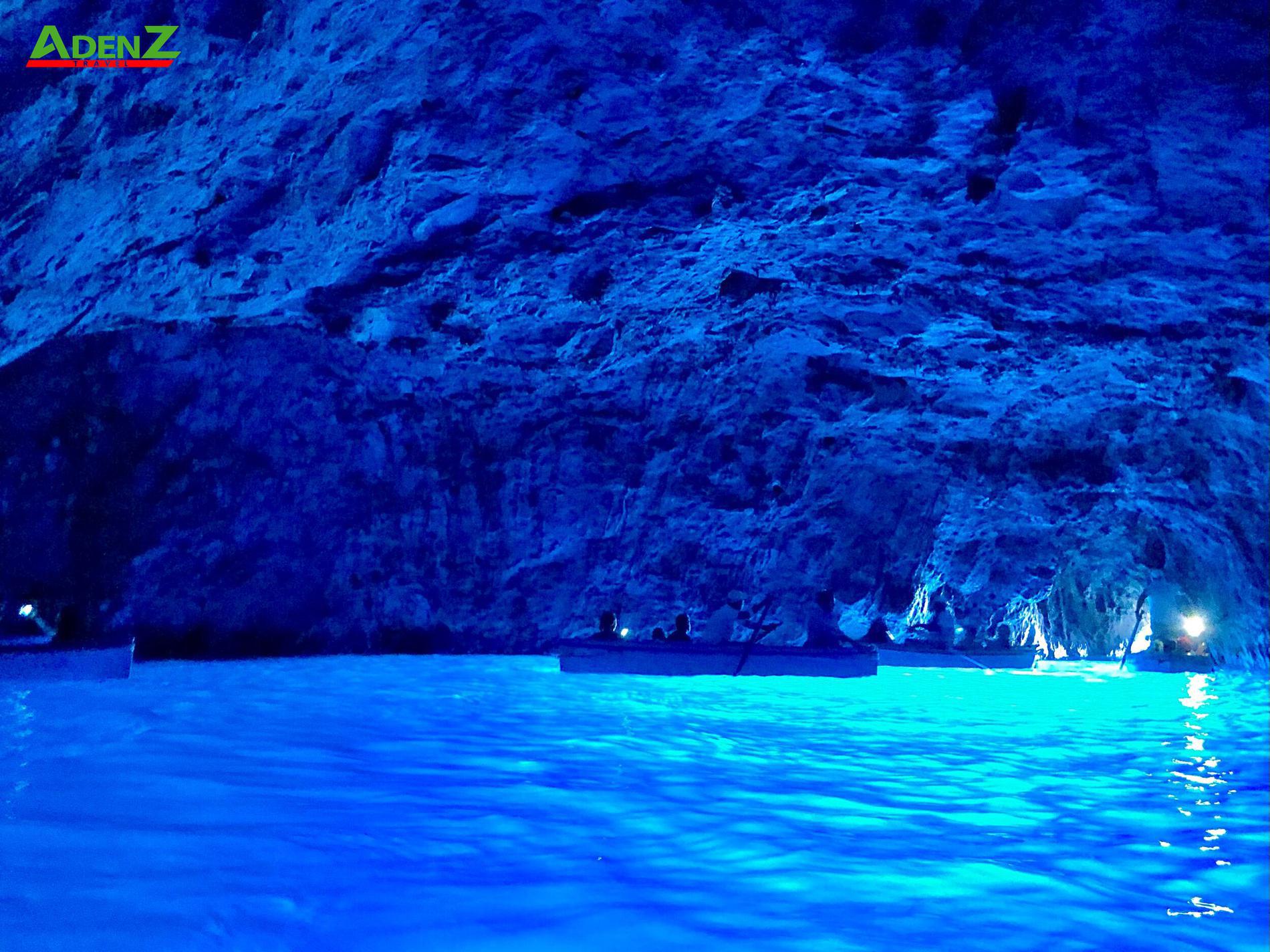 HANG ĐỘNG BLUE GROTTO Ở Ý: KỲ QUAN DÒNG NƯỚC PHÁT SÁNG