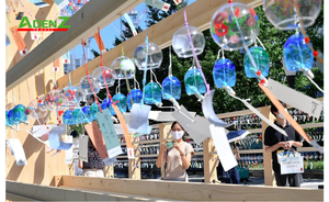 Những chiếc chuông gió Furin được bày trước nhà ga Tokyo