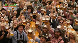 Lễ hội bia Oktoberfest thu hút đông đảo khách tham quan 