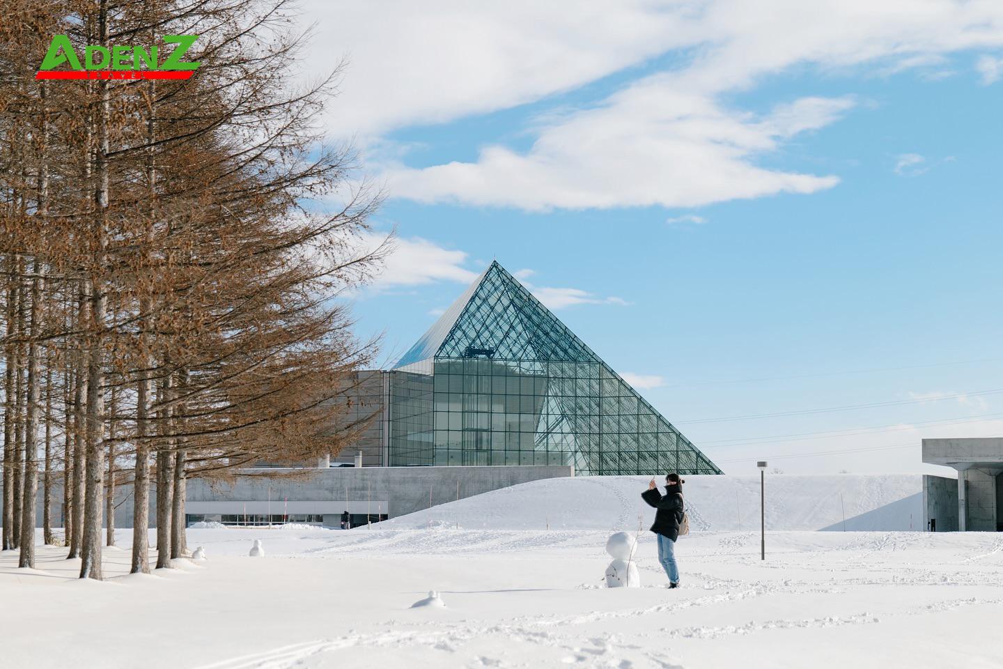 Tượng đài "The Pyramid": Một trong những biểu tượng của công viên với hình dáng độc đáo