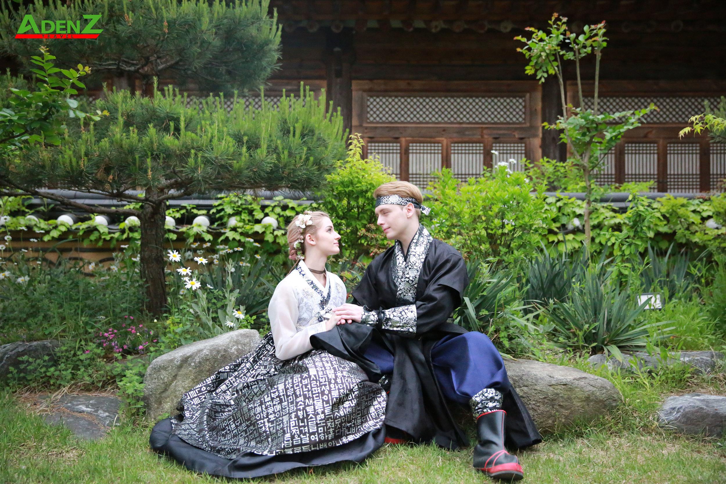 Du khách ngoại quốc mặc thử Hanbok