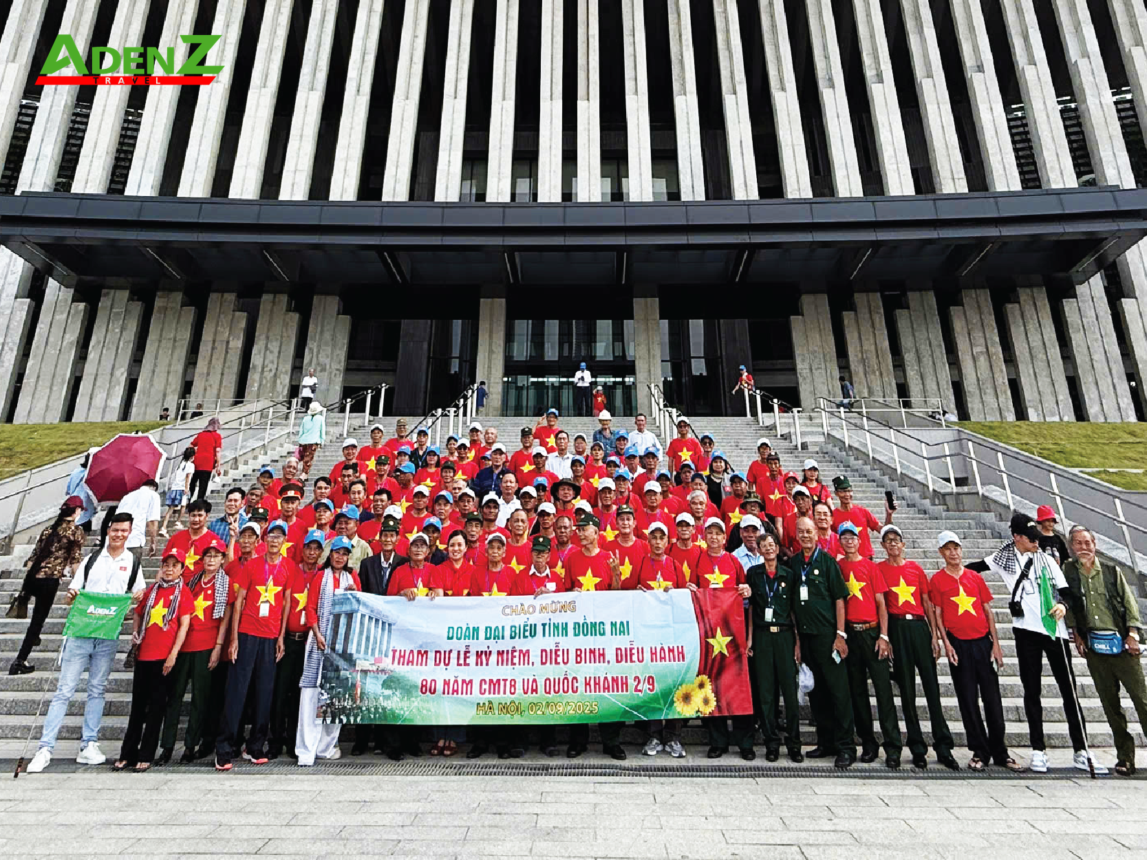 Cả đoàn chụp ảnh lưu niệm tại Bảo tàng Lịch sử Quốc gia